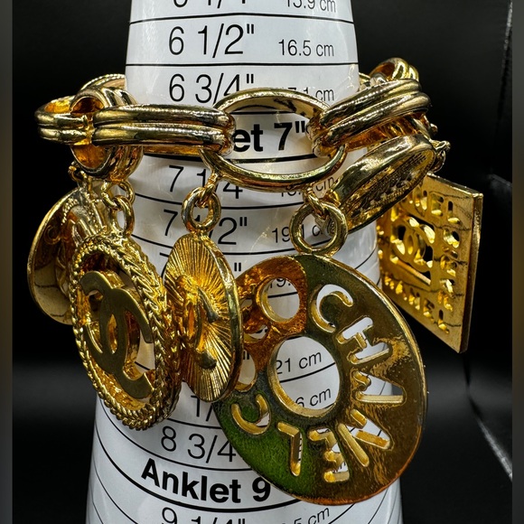 LOT 1505 24K gold plated CHANEL vintage runway bracelet with charms - Picture 3 of 14